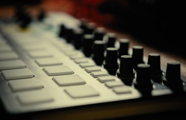 Elektronik müzik bestecisi için Beat Machine Cihazı. Techno dj, modern davul makinesiyle müzik parçaları çalıyor ve remix yapıyor. Disk jokeyi ve yapımcısı için profesyonel ses kayıt ekipmanı