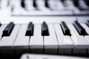 Synthesizer siyah beyaz piyano tuşları. Profesyonel elektronik MIDI klavye. Ses donanımı müzik üretim için. Ses kayıt stüdyosu aygıtı müzisyen ve besteci için
