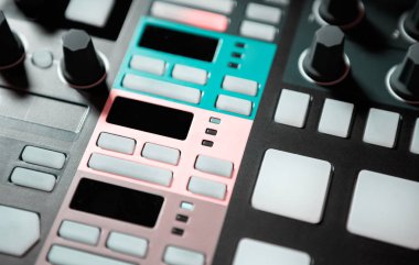 Elektronik müzik bestecisi için Beat Machine Cihazı. Techno dj, modern davul makinesiyle müzik parçaları çalıyor ve remix yapıyor. Disk jokeyi ve yapımcısı için profesyonel ses kayıt ekipmanı