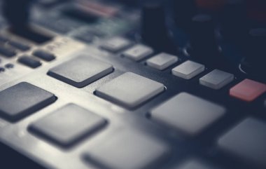 Elektronik müzik bestecisi için Beat Machine Cihazı. Techno dj, modern davul makinesiyle müzik parçaları çalıyor ve remix yapıyor. Disk jokeyi ve yapımcısı için profesyonel ses kayıt ekipmanı