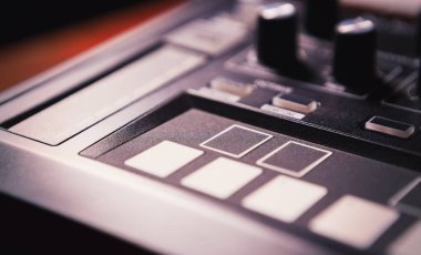 Elektronik müzik bestecisi için Beat Machine Cihazı. Techno dj, modern davul makinesiyle müzik parçaları çalıyor ve remix yapıyor. Disk jokeyi ve yapımcısı için profesyonel ses kayıt ekipmanı