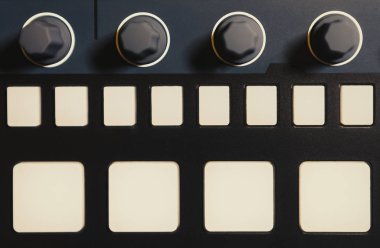 Elektronik müzik bestecisi için Beat Machine Cihazı. Techno dj, modern davul makinesiyle müzik parçaları çalıyor ve remix yapıyor. Disk jokeyi ve yapımcısı için profesyonel ses kayıt ekipmanı