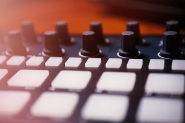 Elektronik müzik bestecisi için Beat Machine Cihazı. Techno dj, modern davul makinesiyle müzik parçaları çalıyor ve remix yapıyor. Disk jokeyi ve yapımcısı için profesyonel ses kayıt ekipmanı