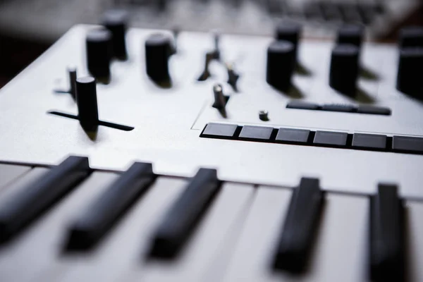 Teclado Midi Electrónico Profesional Con Teclas Piano Blanco Negro Equipo — Foto de Stock