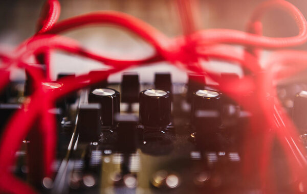 Профессиональная электронная синтезаторная плата для музыкального композитора. Современная студийная синтезаторная панель для создания новых музыкальных треков в высоком качестве.