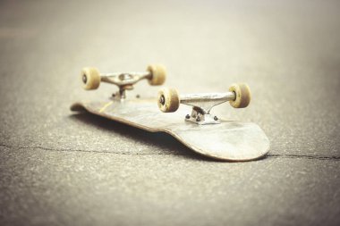 Asfalt şehrin sokak eski kaykay güverte. Eğlenmek için paten kurulu güvertede binmek. Gençlik için popüler aşırı spor