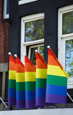 Lgbt topluluk eşcinsel gurur sembolü. Renkli gökkuşağı bayrağı giriş özel çubuk. Özgürlük, sevgi ve equliaty kavramı. Amsterdam'da eşcinsel ve transseksüel insanlar için Avrupa pub