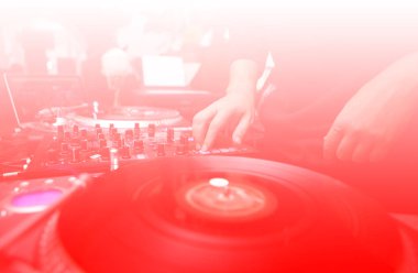 Profesyonel dj müzik oynatıcıyı vinil kayıtlar üzerinde masada oyun devam eder
