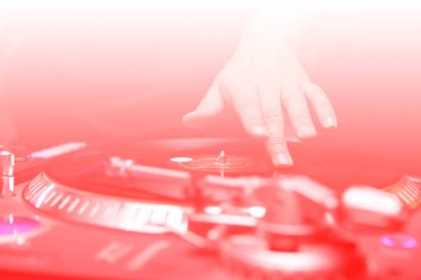 Profesyonel dj müzik oynatıcıyı vinil kayıtlar üzerinde masada oyun devam eder