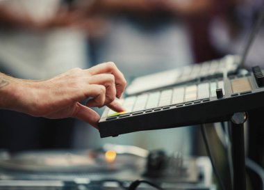 Hip hop dj açık hava Festivali ayarla canlı müzik çalar. Profesyonel DJ ses ekipmanları konser sahne alanı'nda. Elektronik davul makinesi aygıt outoor ile yeni beats oyun yapımcısı