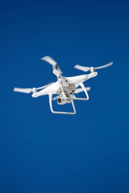 Hava dron yüksekten mavi gökyüzünde uçuyor. Profesyonel quadrocopter uçak havada uçmak. Pervanenin dönmesi ile basınçlandırdıktan Pro Kablosuz robot casusluk ve gözetim için. Doğa yukarıdan filme için Modern ekipman