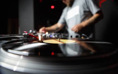 Profesyonel dj pikap kadar yakın oyuncu kayıtları. Disk jokey karıştırma müzik arka plan üzerinde. Ses kayıt stüdyo ekipmanları 