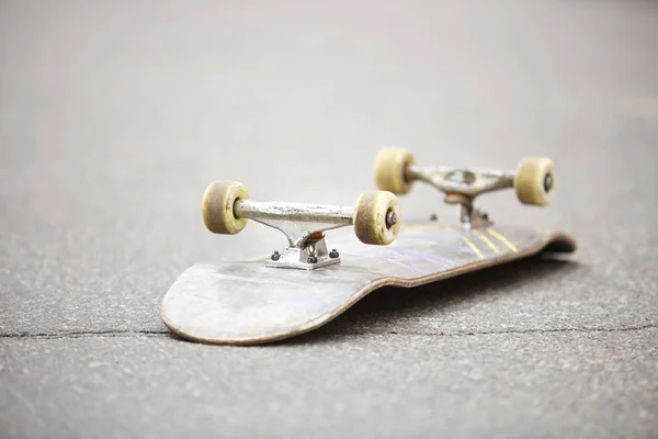 Vecchio Skateboard Ponte Asfalto Nella Strada Della Città Cavalcare Sul — Foto Stock