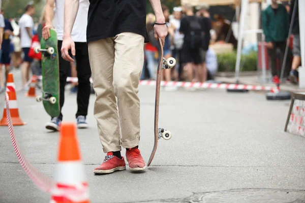 Jeune Patineur Garçon Avec Planche Roulettes Dans Les Mains — Photo