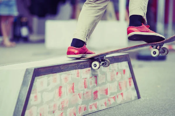 Teenager Skejťák Broušení Box Skateparku Venkovní Extrémní Letní Sportovní Zázemí — Stock fotografie