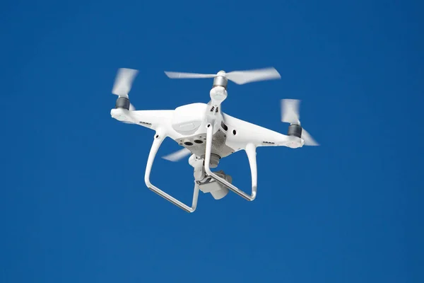 Szakmai Légi Drone Kamerával Hajtások Felvételek Felülről Nagy Fehér Quadrocopter — Stock Fotó