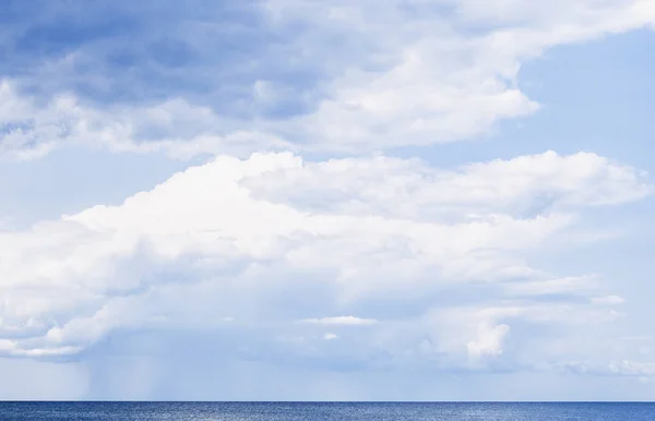 白云蓝天与黑海水面美景 — 图库照片