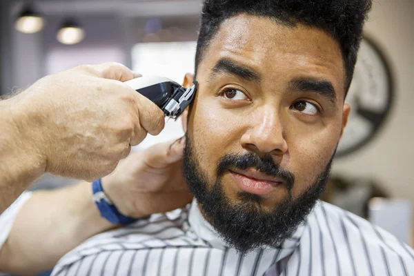 Hombre Negro Joven Sin Afeitar Que Corta Con Máquina Esquiladora —  Fotos de Stock