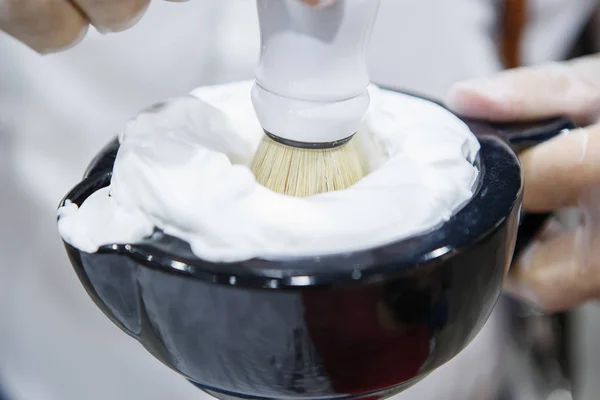 Peluquería Peluquería Batiendo Espuma Blanca Con Cepillo Afeitar Concepto Tratamiento — Foto de Stock