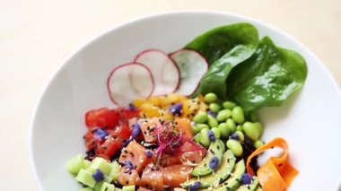 Lezzetli taze salata. Somon balığı, yeşil fasulye, avokado, siyah pirinç beyaz kase yemek kafede masada servis dilimlenmiş. Restoran öğle yemeği için doğal gıda görüntüleri. Zengin tadı ile sağlıklı beslenme.