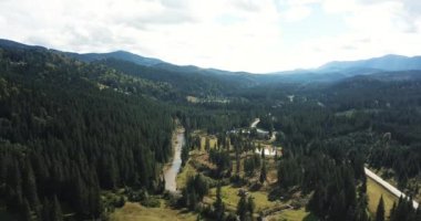 Karpat Dağları'nda orman şehrin hava dron görüntüleri. Güzel manzaralı video kameraya üstten uçan ile vurdu. Aktif Turizm için seyahat hedef. 