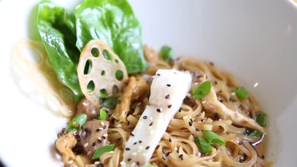 Délicieuse Soupe Nouilles Avec Filet Poisson Bar Blanc Feuilles Épinards — Video