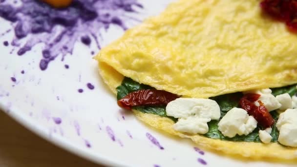 Läcker Omelett Skålen Med Dryed Tomat Grekisk Fetaost Färsk Grön — Stockvideo