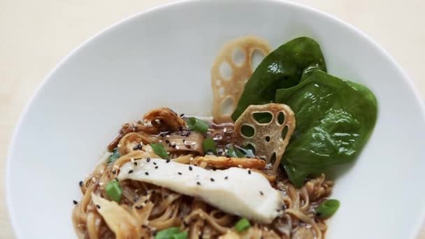 Deliziosa Zuppa Tagliatelle Con Filetto Pesce Branzino Bianco Foglie Spinaci — Video Stock