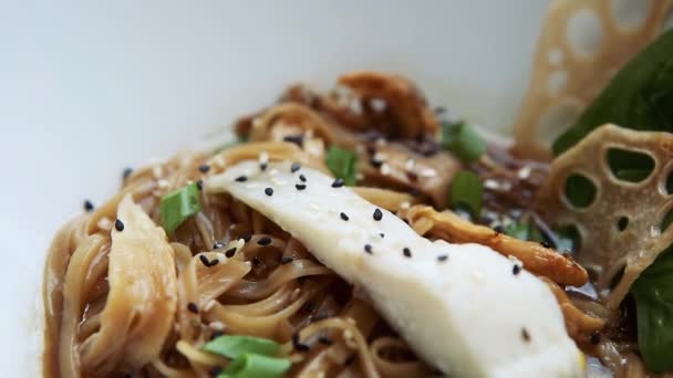 Deliziosa Zuppa Tagliatelle Con Filetto Pesce Branzino Bianco Foglie Spinaci — Video Stock