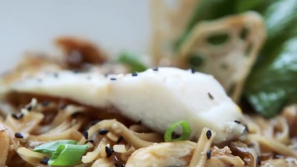 Délicieuse Soupe Nouilles Avec Filet Poisson Bar Blanc Feuilles Épinards — Video