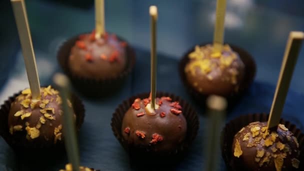 Délicieux Bonbons Chocolat Sur Bâtonnets Servis Sur Tableau Noir Ardoise — Video