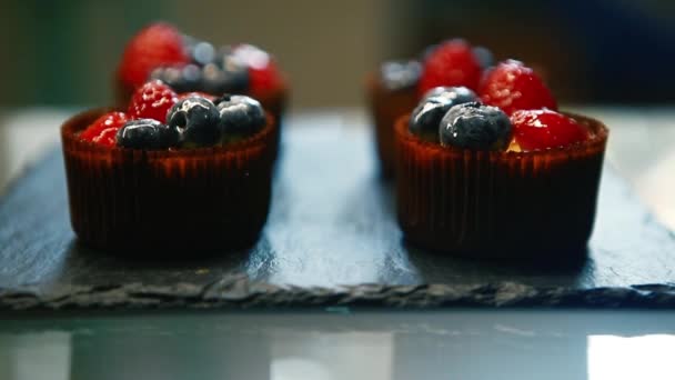 美味的杯蛋糕 上面有蓝莓和草莓 美味的小甜点午餐食品 — 图库视频影像