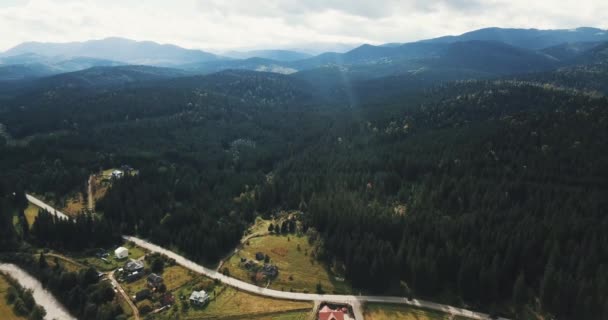 Drone Aérien Ville Forestière Dans Les Montagnes Des Carpates Belle — Video