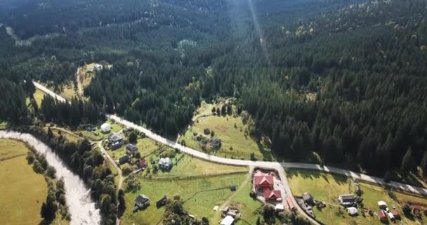 Imagens Aéreas Drones Cidade Florestal Nas Montanhas Dos Cárpatos Bela — Vídeo de Stock