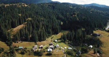 Küçük orman kasaba tepelerde yeşil orman ve yüksek kayalık Karpat Dağları ile çevrili Ukrayna güzel dron görüntüleri. Güney Avrupa'nın aktif Turizm için seyahat hedef.
