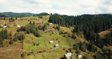 Küçük orman kasaba tepelerde yeşil orman ve yüksek kayalık Karpat Dağları ile çevrili Ukrayna güzel dron görüntüleri. Güney Avrupa'nın aktif Turizm için seyahat hedef.