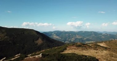 Güzel kayalık Karpat Dağları Güney Avrupa'nın hava dron görüntüleri. Seçme aktif Turizm için hedef, seyahat ve tur zam. Mavi bulutlu gökyüzü altında yeşil ahşap kaplı Carpthians. 