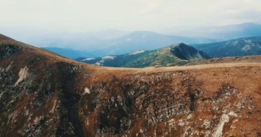 Güney Europe.Popular güzel kayalık Karpatlar görüntülerini hava dron aktif Turizm için hedef, seyahat ve tur zam. Mavi bulutlu gökyüzü altında yeşil ahşap kaplı Carpthians.