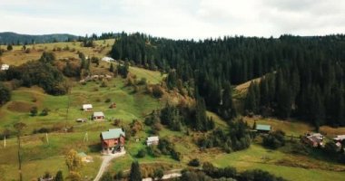Karpat Dağları ve yeşil orman ile çevrili küçük yayla şehrin güzel hava dron görüntüleri. Ukrayna aktif Turizm için seyahat hedef.