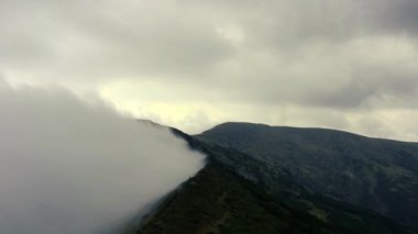 Dramatik bulutlar Karpat Dağları yüksek görüntüleri. Ağır sis üzerinde Karpatlar tepelerde kötü hava ile soğuk sonbahar günü içinde. Yürüyüşçüler ve Güney Avrupa'nın aktif Turizm için seyahat hedef.