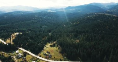Karpat Dağları ve yeşil orman ile çevrili küçük yayla şehrin güzel hava dron görüntüleri. Ukrayna aktif Turizm için seyahat hedef. 