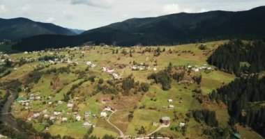Karpat Dağları ve yeşil orman ile çevrili küçük yayla şehrin güzel hava dron görüntüleri. Ukrayna aktif Turizm için seyahat hedef. 