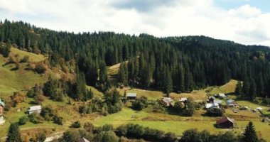 Karpat Dağları ve yeşil orman ile çevrili küçük yayla şehrin güzel hava dron görüntüleri. Ukrayna aktif Turizm için seyahat hedef.