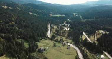 Western Ukraine.Travel hedefinin aktif bir tatil için Güney Europe.Green Forest hills üzerinde Karpatlar Karpat Dağlarında uzak şehrin güzel havadan görüntüleri.