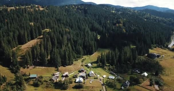 Belles images de drone de petite ville forestière dans l'ouest de l'Ukraine entourée de hautes montagnes rocheuses des Carpates et de forêt verte sur les collines. Destination touristique pour le tourisme actif en Europe du Sud .