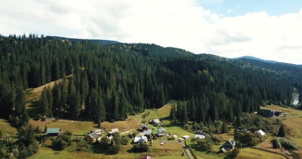 美丽的无人机画面的小森林小镇在乌克兰西部包围了高岩石喀尔巴泰山脉和丘陵上的绿色森林 南欧活跃旅游的旅游目的地 — 图库视频影像