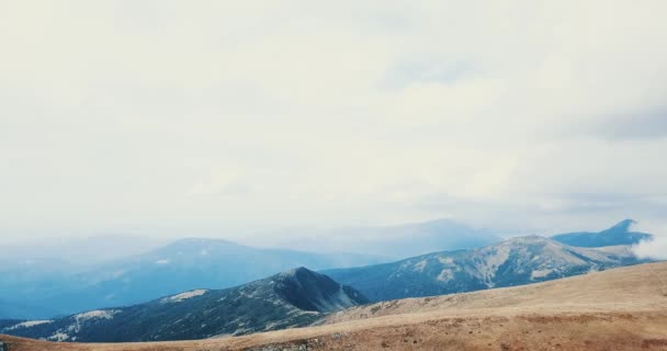 欧洲美丽的喀尔巴泰山脉的空中无人机视频 旅行目的地 徒步旅行和积极的旅游 乌克兰西部高石山公园和多云蓝天下的绿色山谷 — 图库视频影像