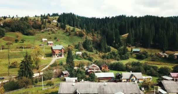 Lindas Imagens Aéreas Drone Pequena Cidade Montanhosa Cercada Com Montanhas — Vídeo de Stock