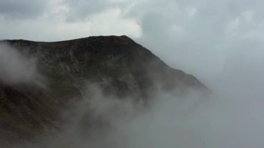 Dramatik bulutlar ve Karpatlar Dağları'nda yoğun sis güzel görüntüleri. Soğuk sonbahar günü Güney Avrupa'nın dağ üstüne. Ukrayna doğanın güzelliği. Kötü hava için yürüyüş.