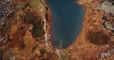 Göl Nesamovyte Carpahtian Dağları'nda hava görüntüleri. Güney Avrupa dağ parkta güzel dron video. Aktif Turizm ve yürüyüşçüler için seyahat hedef.